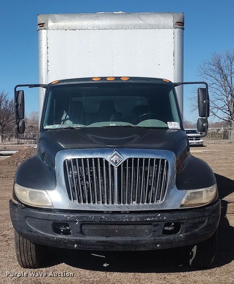 image for item DO3824 2002 International 4300  box truck