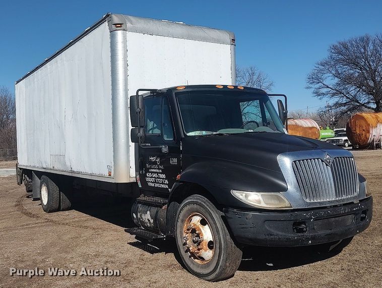 image for item DO3824 2002 International 4300  box truck