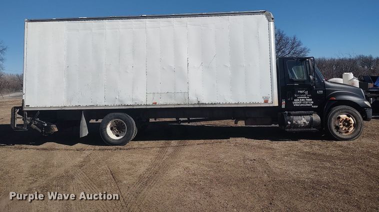 image for item DO3824 2002 International 4300  box truck