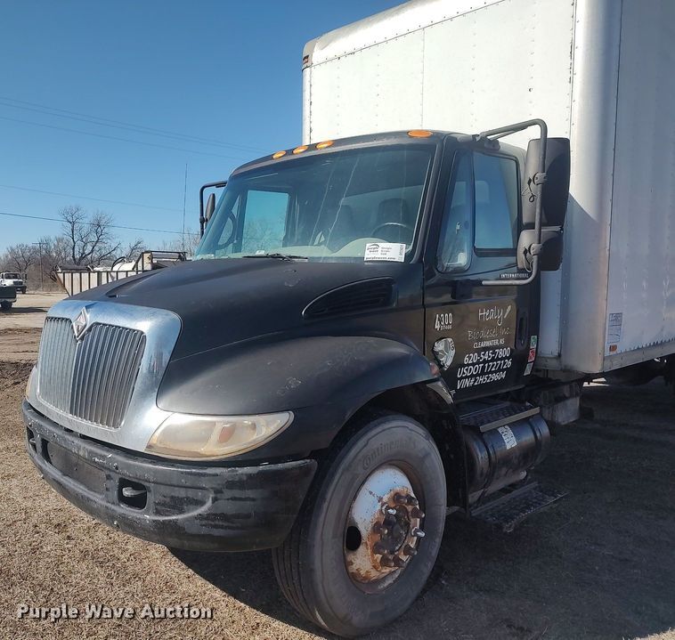 image for item DO3824 2002 International 4300  box truck