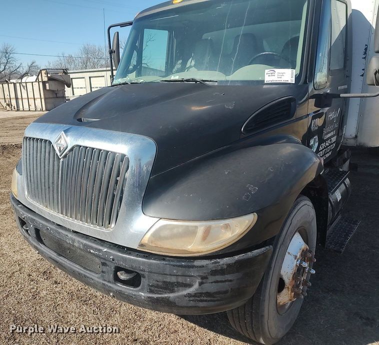 image for item DO3824 2002 International 4300  box truck