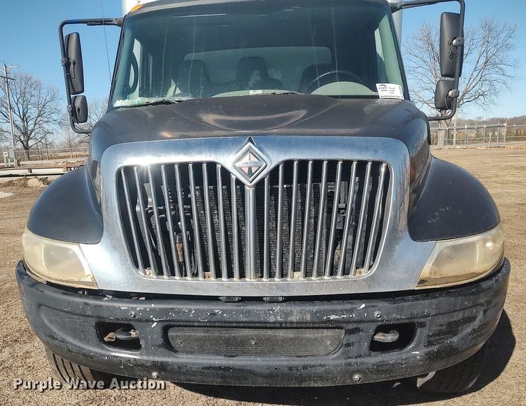 image for item DO3824 2002 International 4300  box truck