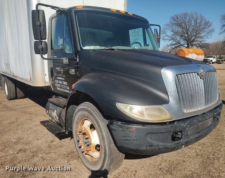 image for item DO3824 2002 International 4300  box truck