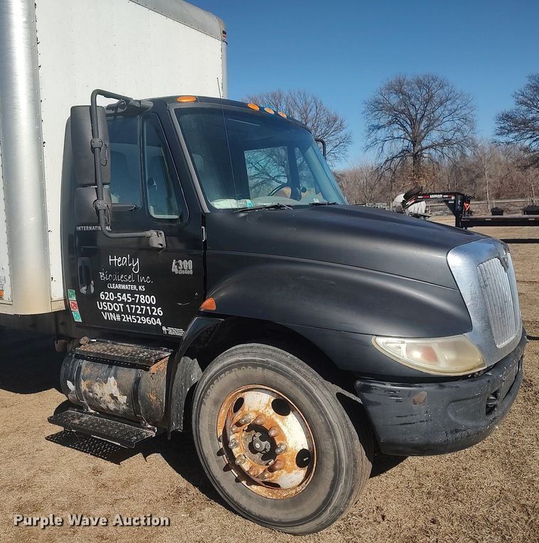 image for item DO3824 2002 International 4300  box truck