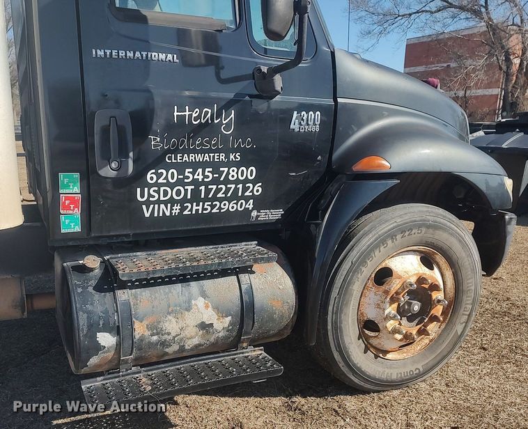 image for item DO3824 2002 International 4300  box truck