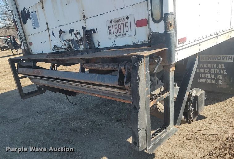 image for item DO3824 2002 International 4300  box truck