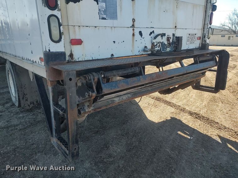 image for item DO3824 2002 International 4300  box truck