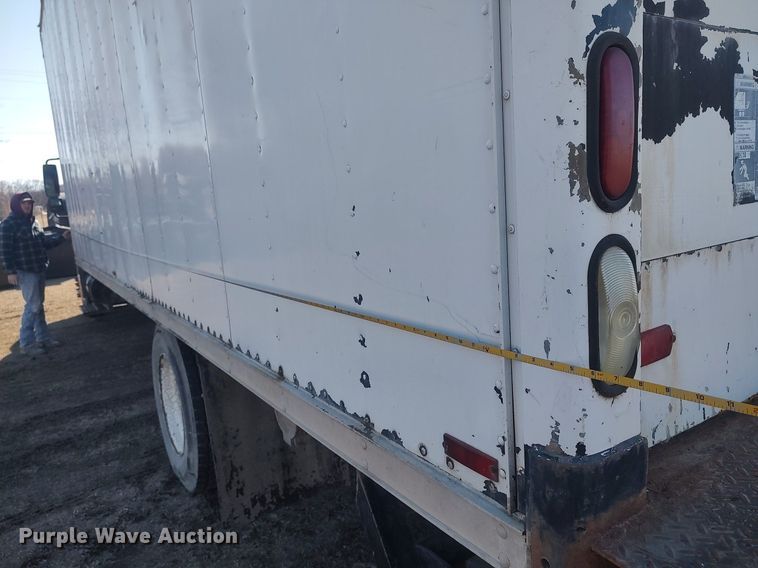 image for item DO3824 2002 International 4300  box truck