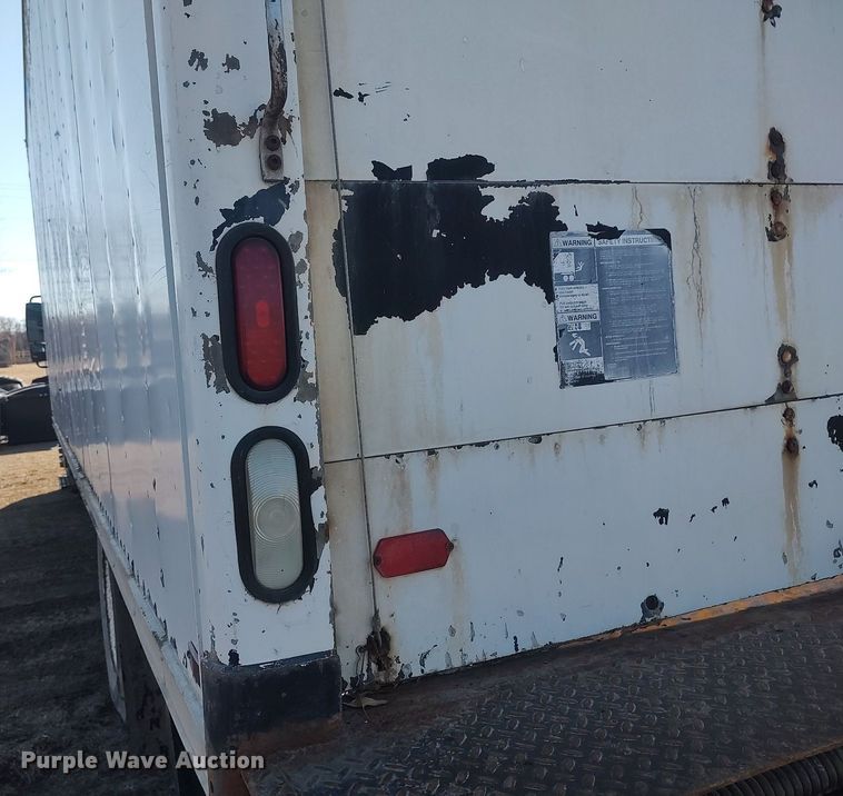 image for item DO3824 2002 International 4300  box truck