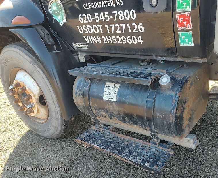 image for item DO3824 2002 International 4300  box truck