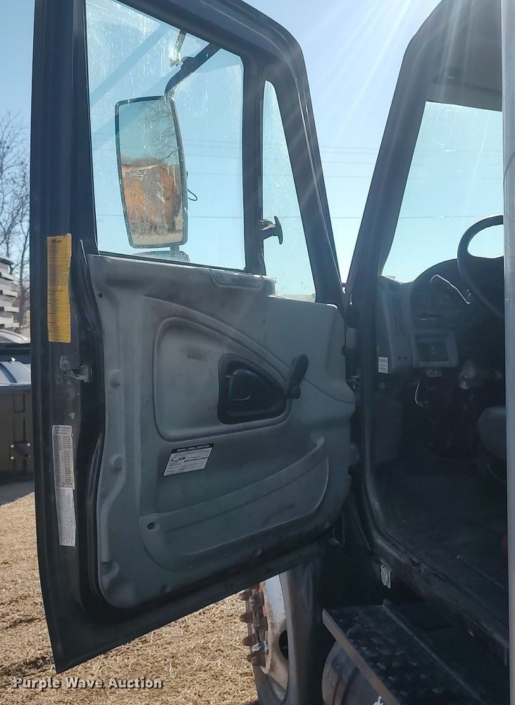 image for item DO3824 2002 International 4300  box truck