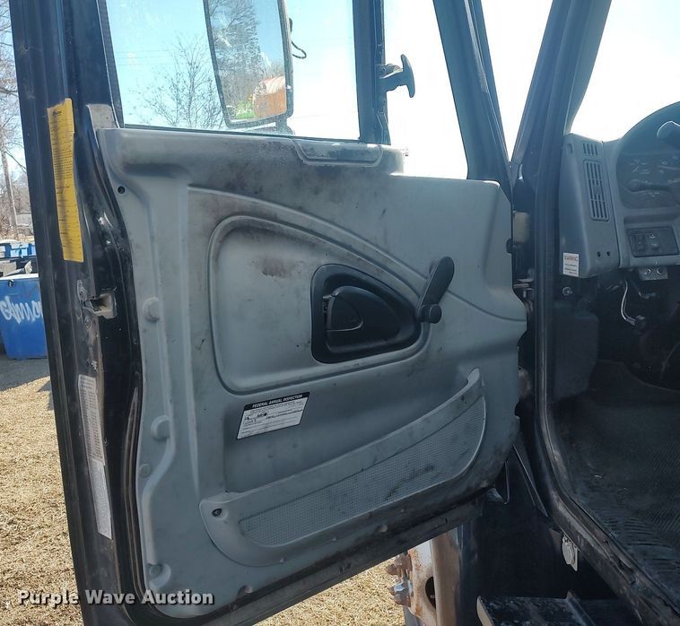 image for item DO3824 2002 International 4300  box truck