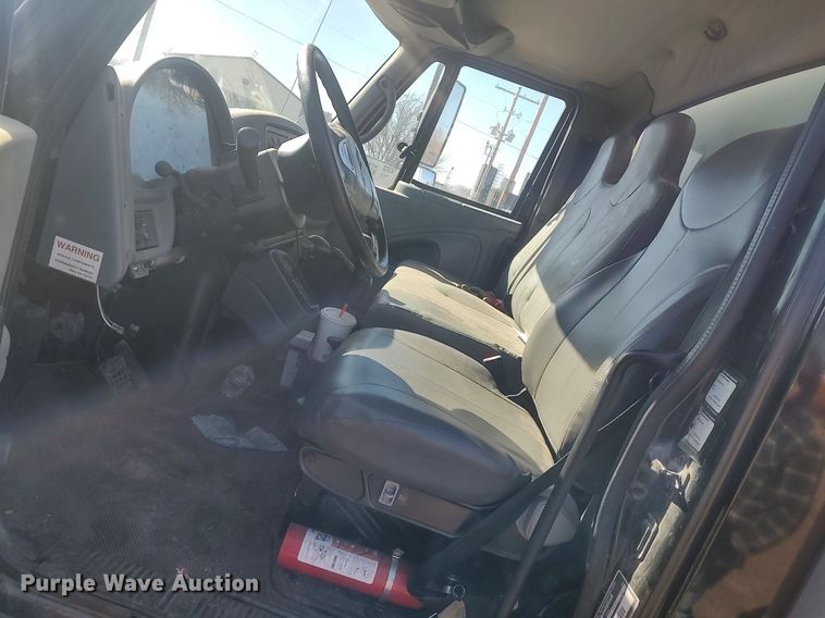 image for item DO3824 2002 International 4300  box truck