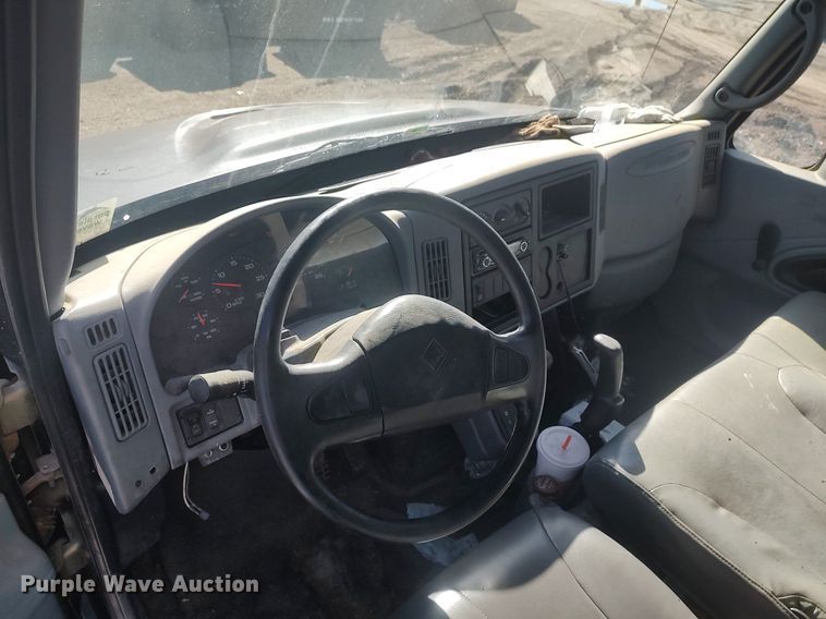 image for item DO3824 2002 International 4300  box truck