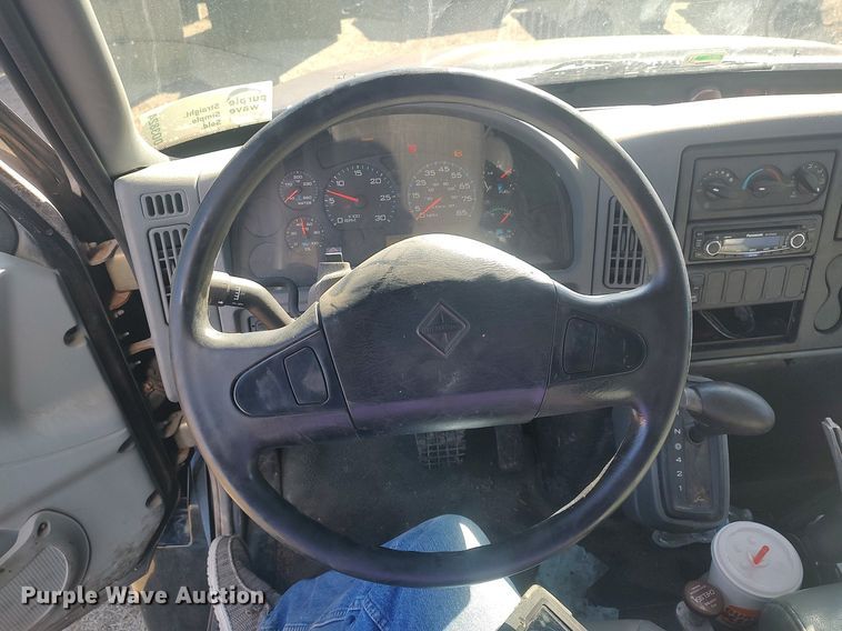 image for item DO3824 2002 International 4300  box truck