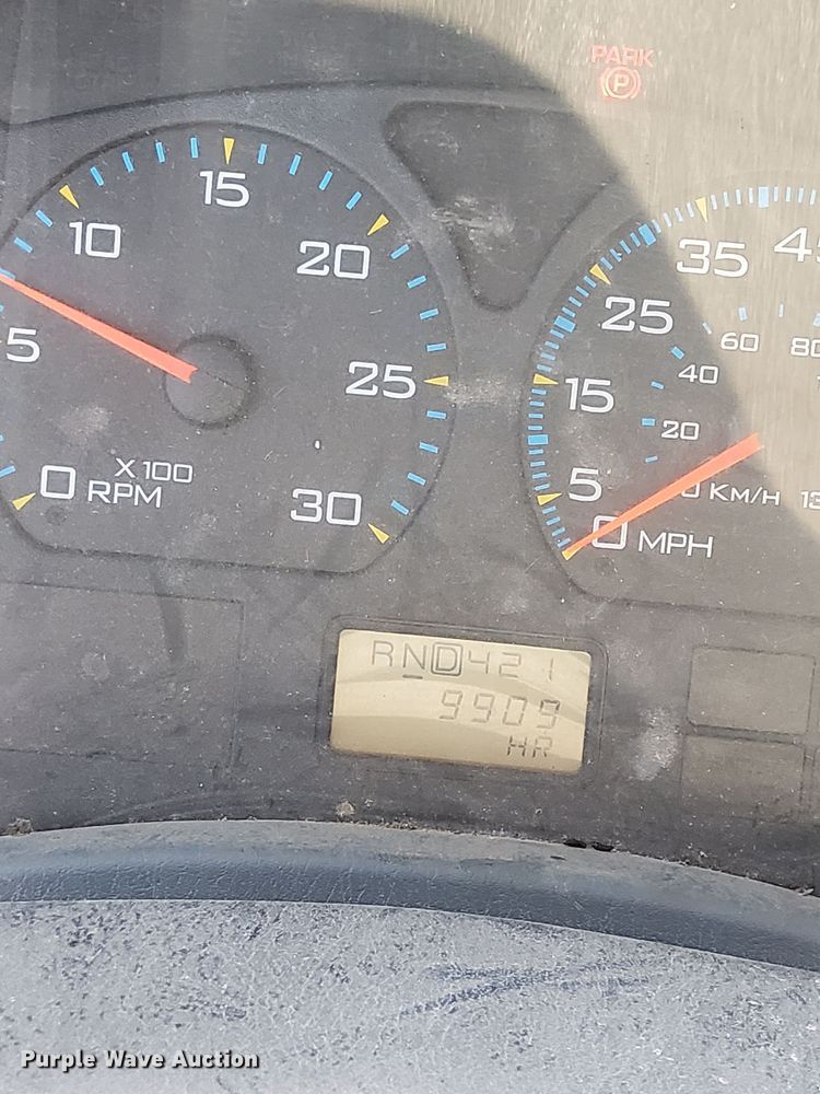 image for item DO3824 2002 International 4300  box truck