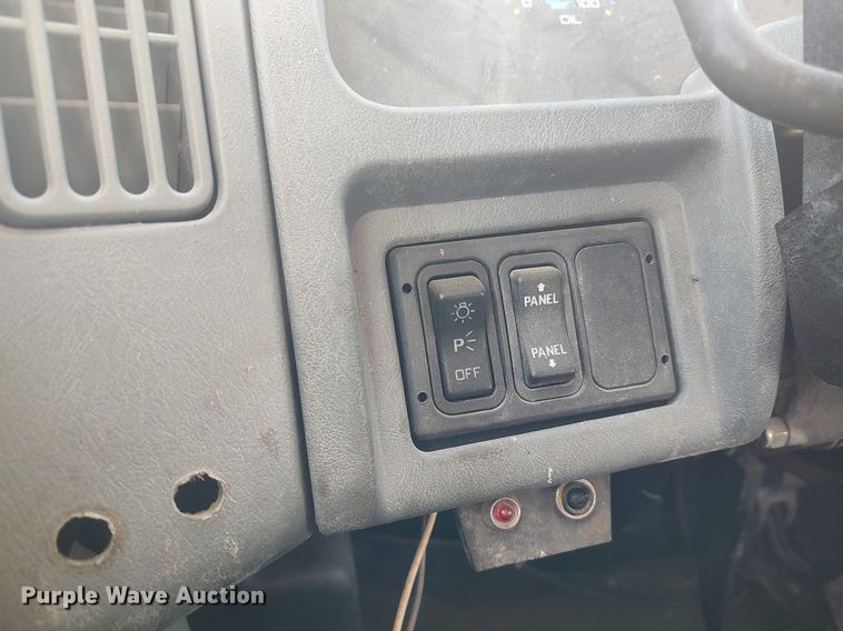 image for item DO3824 2002 International 4300  box truck