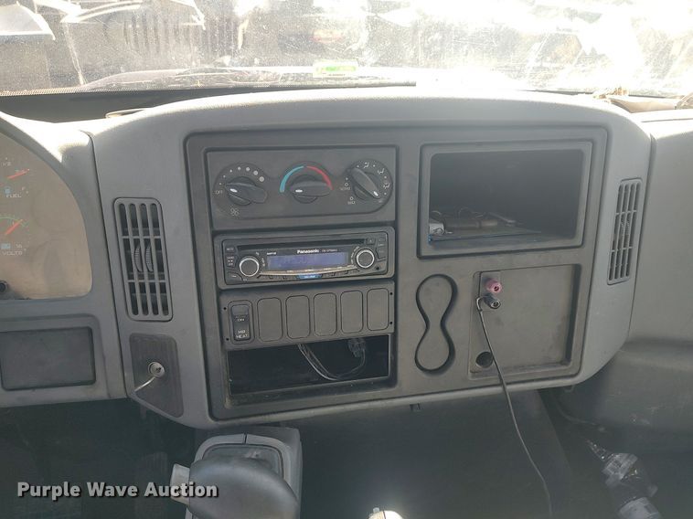 image for item DO3824 2002 International 4300  box truck