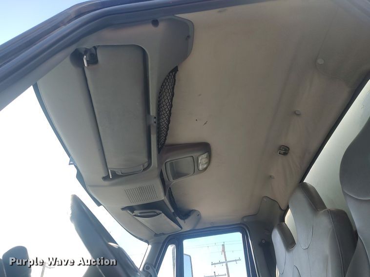 image for item DO3824 2002 International 4300  box truck