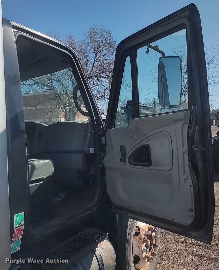 image for item DO3824 2002 International 4300  box truck