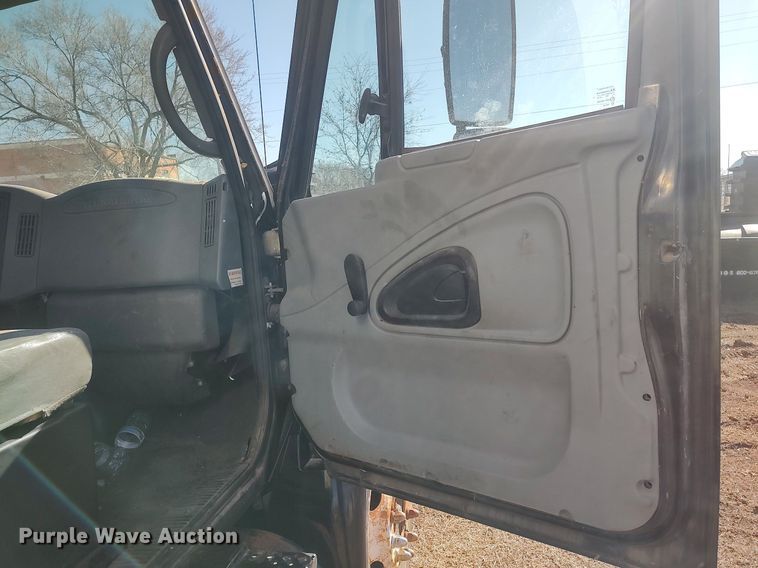 image for item DO3824 2002 International 4300  box truck