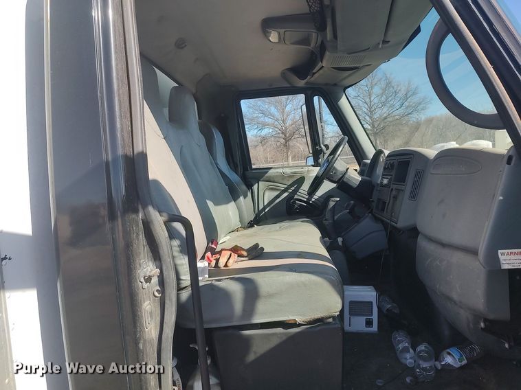 image for item DO3824 2002 International 4300  box truck