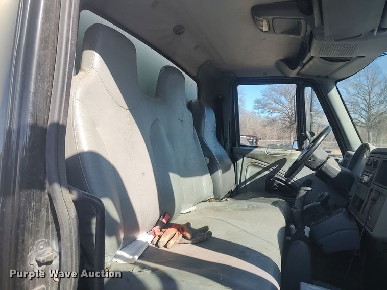 image for item DO3824 2002 International 4300  box truck