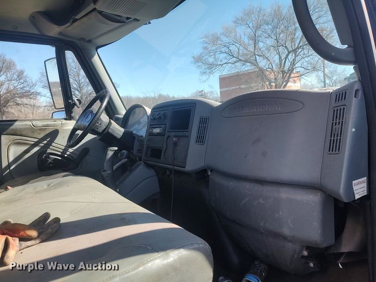 image for item DO3824 2002 International 4300  box truck