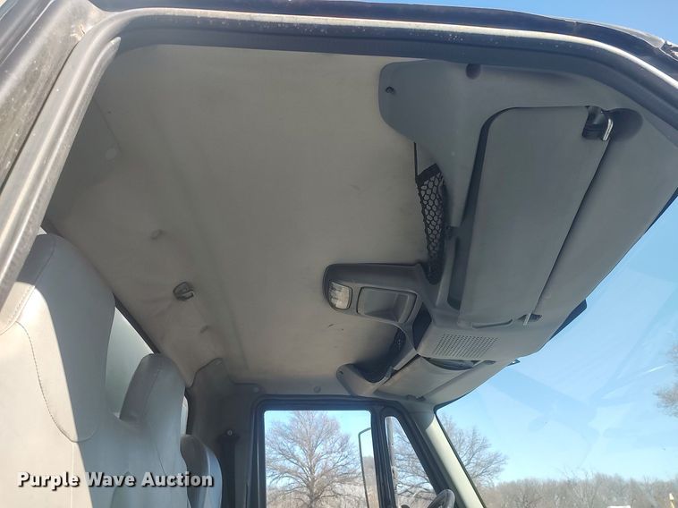 image for item DO3824 2002 International 4300  box truck