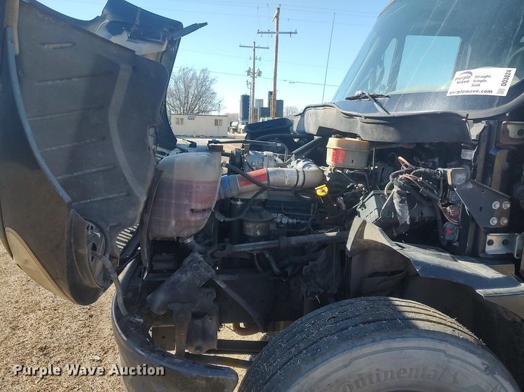 image for item DO3824 2002 International 4300  box truck