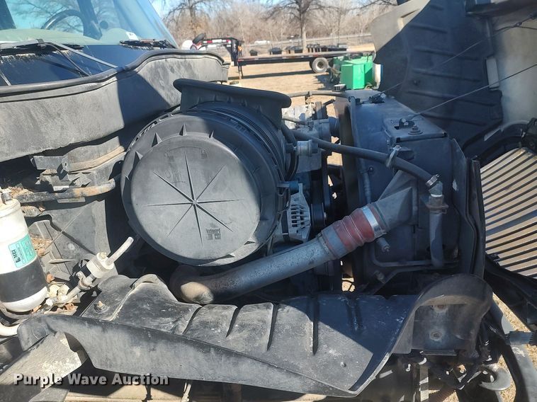 image for item DO3824 2002 International 4300  box truck