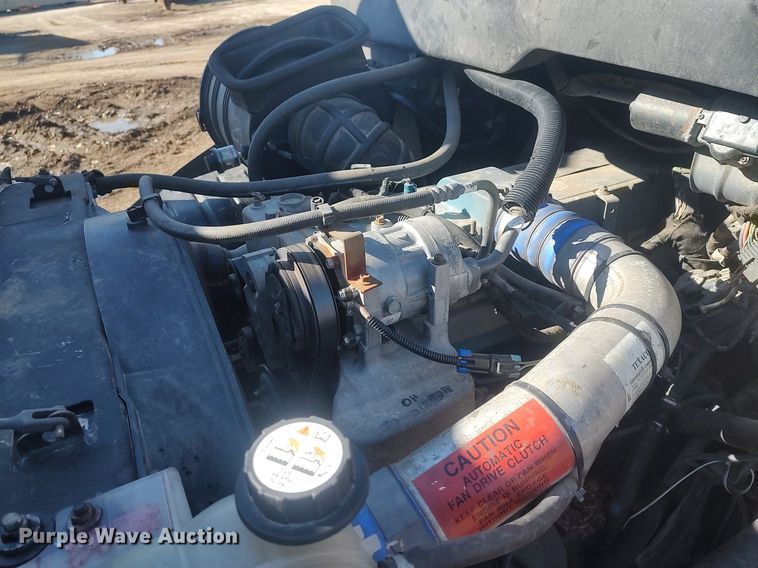 image for item DO3824 2002 International 4300  box truck