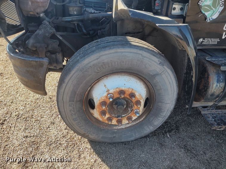 image for item DO3824 2002 International 4300  box truck