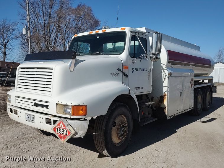 image for item DO3832 1994 International 8200  tank truck