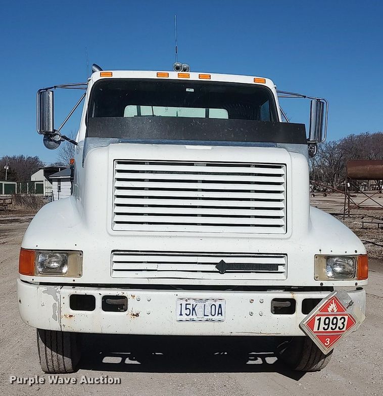 image for item DO3832 1994 International 8200  tank truck