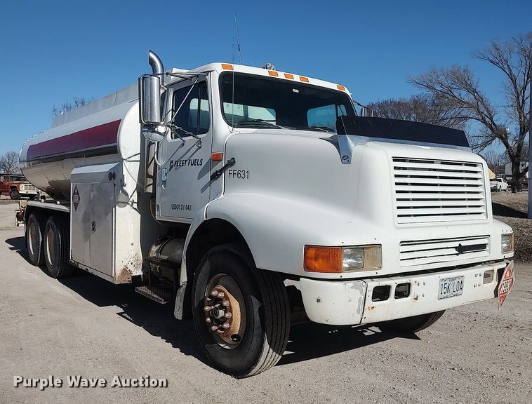 image for item DO3832 1994 International 8200  tank truck