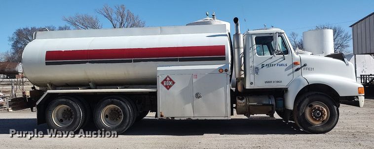image for item DO3832 1994 International 8200  tank truck