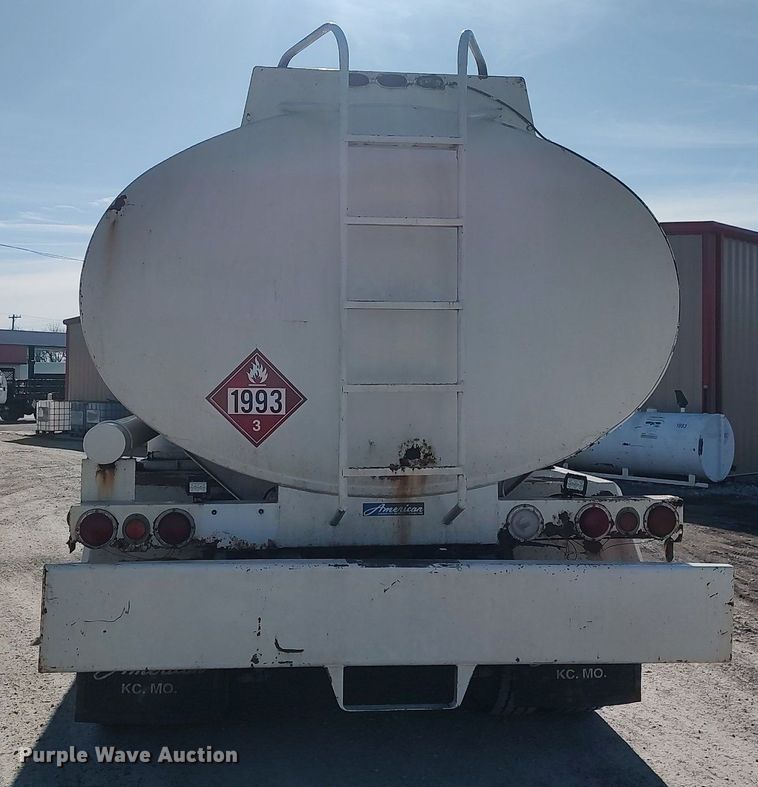 image for item DO3832 1994 International 8200  tank truck