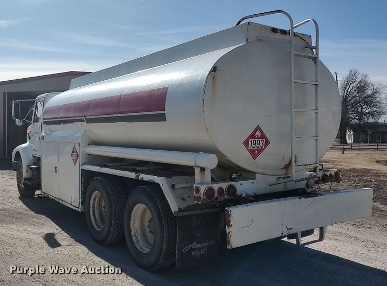 image for item DO3832 1994 International 8200  tank truck