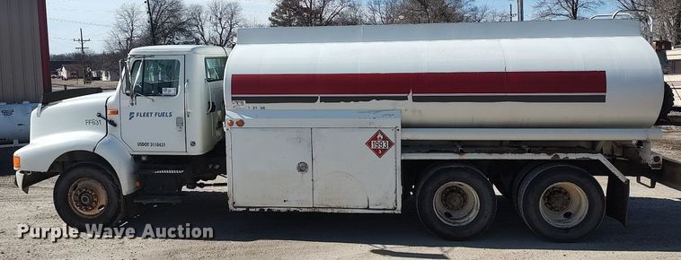 image for item DO3832 1994 International 8200  tank truck