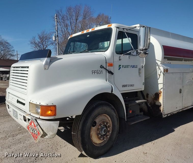 image for item DO3832 1994 International 8200  tank truck