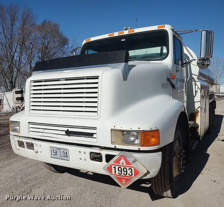 image for item DO3832 1994 International 8200  tank truck