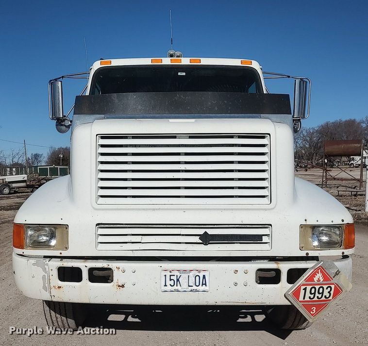 image for item DO3832 1994 International 8200  tank truck