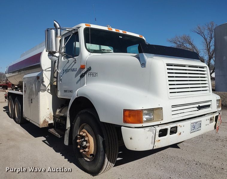 image for item DO3832 1994 International 8200  tank truck