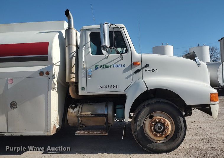 image for item DO3832 1994 International 8200  tank truck