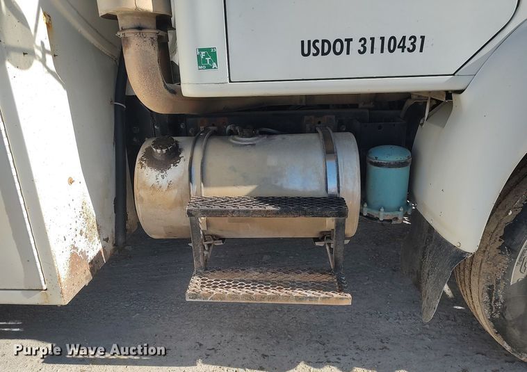 image for item DO3832 1994 International 8200  tank truck