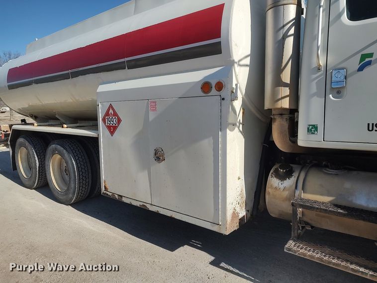 image for item DO3832 1994 International 8200  tank truck