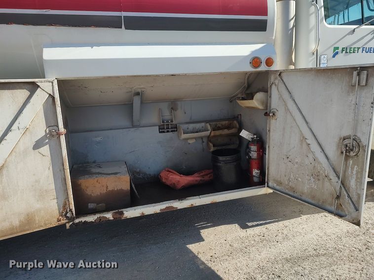 image for item DO3832 1994 International 8200  tank truck