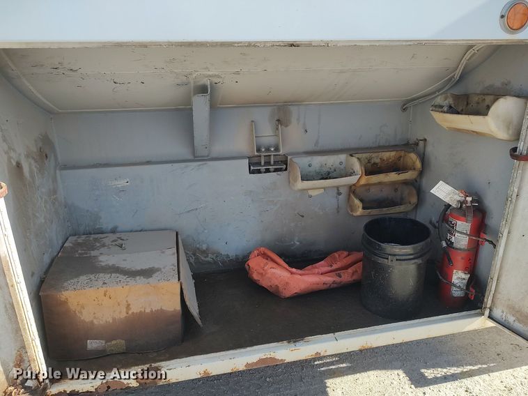 image for item DO3832 1994 International 8200  tank truck