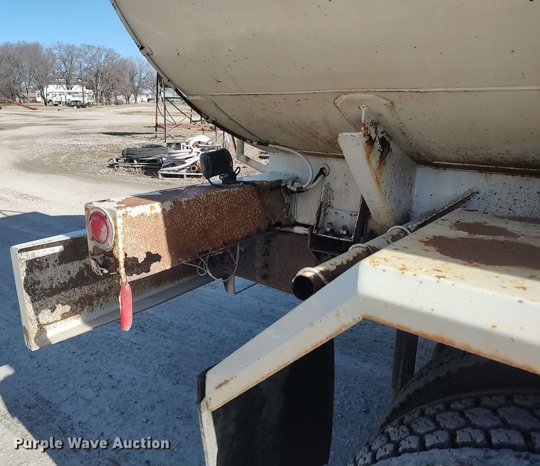 image for item DO3832 1994 International 8200  tank truck